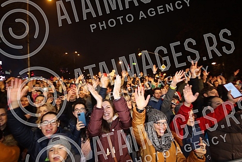 Citizens and tourists in Banja Luka welcomed the New Year 2022 on Krajina Square to the music of regional stars Petra Grasa and Neda Ukraden.Gradjani i turisti u Banjaluci docekali su Novu 2022. godinu na Trgu Krajine uz muziku regionalnih zvezda P
