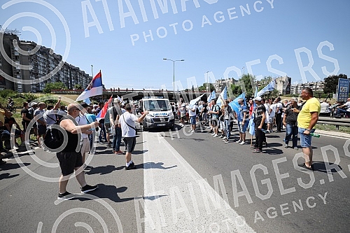 Workers of Kragujevac's Fiat blocked the highway near the Sava Center in Belgrade, as they announced because even after several rounds of negotiations they did not reach a solution with the Government of Serbia and the company on guarantees that ther Workers of Kragujevac's Fiat blocked the highway near the Sava Center in Belgrade, as they announced because even after several rounds of negotiations they did not reach a solution with the Government of Serbia and the company on guarantees that ther