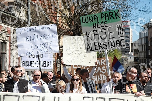 Participants in the protest against e-fiscalization on the markets of Serbia in front of the RTS building.
Ucesnici protesta protiv e-fiskalizacije na pijacama Srbije ispred zgrade RTS-a. Participants in the protest against e-fiscalization on the markets of Serbia in front of the RTS building.
Ucesnici protesta protiv e-fiskalizacije na pijacama Srbije ispred zgrade RTS-a.