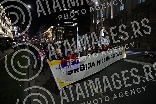 In front of the Presidency of Serbia, despite the ban on the gathering, several hundred citizens gathered at a protest organized by the organization Kreni - Promeni, demanding a ban on the extraction of pine and lithium.
Ispred Predsednistva Srbije, In front of the Presidency of Serbia, despite the ban on the gathering, several hundred citizens gathered at a protest organized by the organization Kreni - Promeni, demanding a ban on the extraction of pine and lithium.
Ispred Predsednistva Srbije,