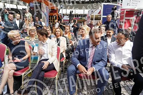 The President of the Government of the Republic of Serbia, Ana Brnabic, attended the awarding of the Wine Trophy of the Open Balkans as part of the First International Wine Fair Wine Vision of the Open Balkans in Hall 1 of the Belgrade Fair.Predsed
