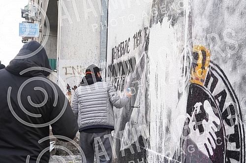 A group of young people gathered on the corner of Njegoseva and Aleksa Nenadovic and started cleaning the mural with the image of Ratko Mladic, on which a bucket of paint was thrown. Grupa mladih se okupila na uglu Njegoseve i Alekse Nenadovica i p