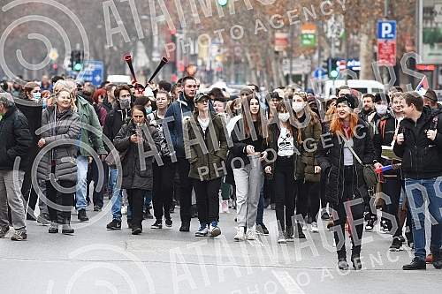 In Novi Sad, the blockade of the crossroads near Futoska pijaca was held from 1 pm to 2 pm, and then the walk along Jevrejska Street, Jovana Subotica Street to the Temerin Crossroads started. U Novom Sadu je odrzana blokada raskrsnice kod Futoske p