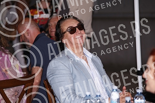 A humanitarian concert of folk and pop music to help the victims of the fire in Karaburma was held at the Karaburma Shopping Center.Humanitarni koncert narodne i pop muzike za pomoc nastradalima u pozaru na Karaburmi odrzan je u Shoping centru Kara