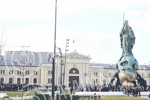 During the works on the reconstruction of Savska Street, a water pipe burst, and tram traffic was suspended on that route.Navijaci fudbalskog kluba Crvena zvezda okupljaju se kod spomenika Stefanu Nemanji odakle ce krenuti na stadion Rajko Mitic gd