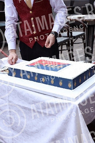 The 112th birthday of the Olympic Committee of Serbia was marked on the plateau in front of the Hotel Moskva.112. rodjendan Olimpijskog komiteta Srbije obelezen je na platou ispred hotela Moskva.