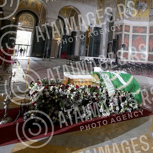 In the Temple of Saint Sava, a coffin with the remains of Patriarch Irinej was placed on a pedestal of flowers.U Hramu Svetog Save na postament od cveca polozen je kovceg sa zemnim ostacima patrijarha Irineja.