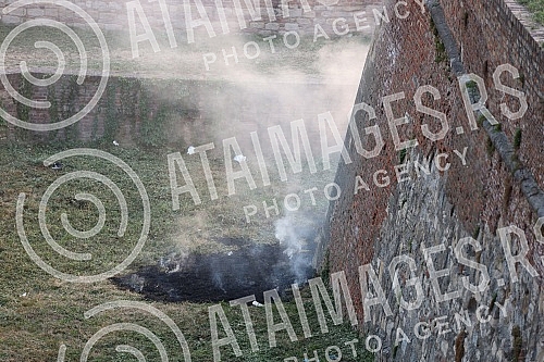 The fire on Kalemegdan that broke out next to the walls was put out by the people who were there.Pozar na Kalemegdanu koji je izbio pored zidina su ugasli ljudi koji su se tu nasli.