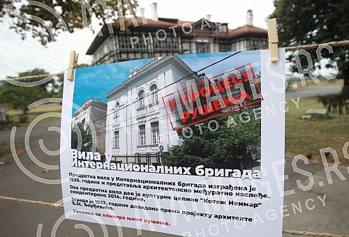 In front of the Institute for the Protection of Cultural Monuments in Kalemegdan, the exhibitions of the Party of Freedom and Justice 
