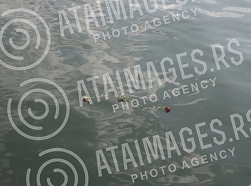 Citizens gathered at the Savanova restaurant, where Matej Peris was filmed going down the Sava River, and as a sign of honor and sorrow with which they sympathize, they threw flowers into the water and released balloons.Gradjani su se okupili kod r