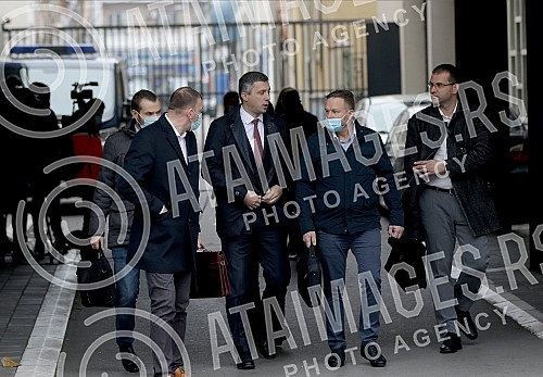 The trial of Bosko Obradovic, the president of the Dveri movement, and three members accused of violent behavior in front of the serbian parliament building in May began in the First basic court.U Prvom osnovnom sudu pocelo sudjenje predsedniku pok