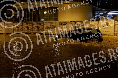 Plumbed water pipe in Pastroviceva street near the new shopping center Ada Moll.Pukla vodovodna cev u Pastrovicevoj ulici kod novog trznog centra Ada Moll.