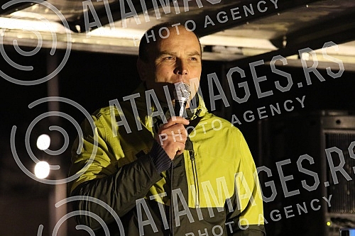 Several organizations and political parties called on citizens to gather in Belgrade's Republic Square, where those arrested and beaten during a peaceful protest and representatives of the organizers involved in the blockade will address those gather