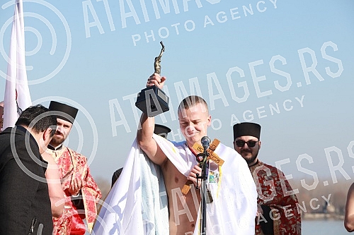 The traditional swimming for the Epiphany for the Holy Cross was held in Zemun, organized by the Municipality of Zemun, the Church of the Holy Father Nikolaj and SVEBOR Alliance of Belgrade.U Zemunu je odrzano tradicionalno plivanje na Bogojavljenj
