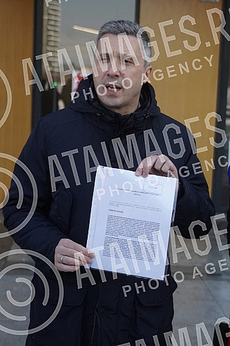 The president of the Serbian movement Dveri, Bosko Obradovic, held a press conference in front of the Second Basic Public Prosecutor's Office, on the occasion of filing criminal charges for theft in a referendum.Predsednik Srpskog pokreta Dveri Bos