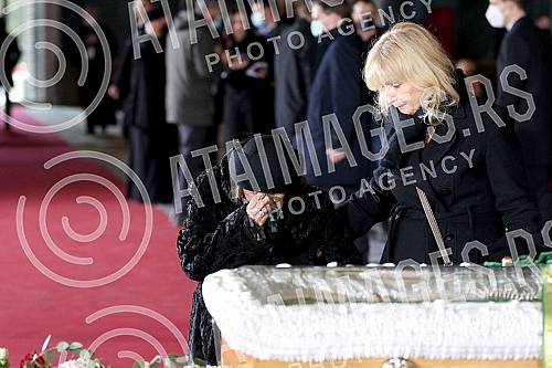 The requiem liturgy for the blessed Patriarch Irinej began at 9 a.m., and the earthly remains of the patriarch will be lowered into the tomb in the crypt of the temple of St. Sava after the service and sermons.Zaupokojena liturgija za blazenopocivs