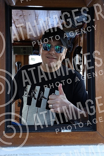 In anticipation of the scheduled concerts of Ace Pejovic on Tas, the singer organized an afternoon river cruise for the media.U susret zakazanim koncertima Ace Pejovica na Tasu, pevac je organizoavo popodnevno krstarenje rekom Savom za medije.