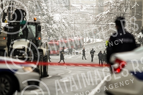 The crane in the center of Belgrade has curtailed and threatens to fall.Kran u centru Beograda se nakrivio i preti da padne.