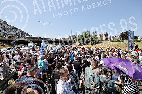 Workers of Kragujevac's Fiat blocked the highway near the Sava Center in Belgrade, as they announced because even after several rounds of negotiations they did not reach a solution with the Government of Serbia and the company on guarantees that ther