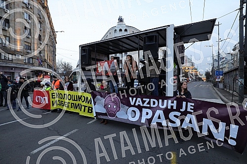  Protest for safe air no.4 started in Terazije, organized by a group of citizens of the Eco Guard, and after the address of the speakers, a walk to the Government of Serbia was announced.Na Terazijama je poceo protest Protest za bezopasan vazduh no
