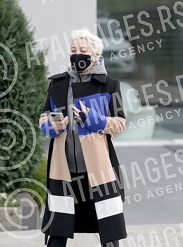 Television presenter Dusica Jakovljevic released from the clinic where she underwent surgery - breast augmentation.Televizijska voditeljka Dusica Jakovljevic izlazi iz klinike gde se podvrgla operaciji - povecanje grudi.