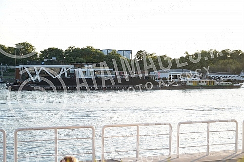The coal on the barge floats on the Sava River in the direction of Obrenovac.Ugalj na barzi plovi rekom Savom u pravcu  Obrenovca.