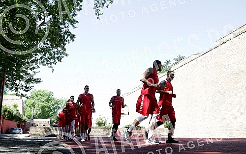 Red Star basketball players are returning to rhythm during training after a two-month break due to coronavirus pandemic. Kosarkasi Crvene zvezde se na treningu vracaju  u ritam posle dvomesecne pauze zbog pandemije korona virusa.