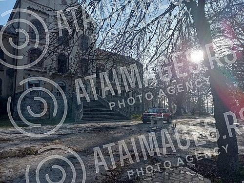 A big fire broke out last night in Arandjelovac in the abandoned hotel Staro zdanje from the time of Obrenovic, but firefighters quickly localized the fire.Sinoc je u Arandjelovcu  u napustenom hotelu Staro zdanje iz vremena Obrenovica, izbio velik