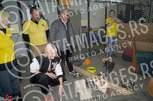 Singer Jelena Karleusa and Deputy Mayor Goran Vesic visited the association Animal Rescue Serbia.Pevacica Jelena Karleusa i zamenik gradonacelnika Goran Vesic obisli su udruzenje Animal Rescue Serbia.