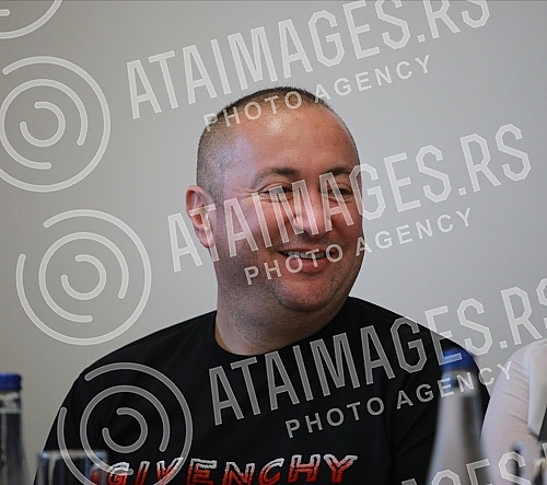 A press conference on the occasion of tasting dried meat from the smokehouse of Dragan Markovic Palma was held in the premises of United Serbia in Belgrade.Konferencija za medije povodom degustacije suvog mesa iz pusnice Dragana Markovica Palme odr