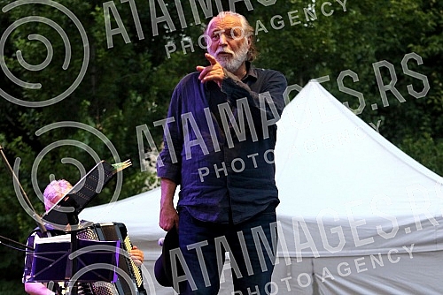 Actor and singer Rade Serbedzija with the accompanying band Zapadni kolodvor held his first concert in Serbia this year in the Botanical Garden in Belgrade, organized by the Association Kultur Explorer, where he presented songs from the album 