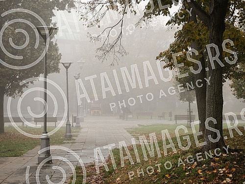 Belgrade has been shrouded in fog for days.Beograd je danima okovan maglom. 