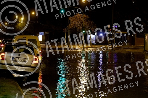 Plumbed water pipe in Pastroviceva street near the new shopping center Ada Moll.Pukla vodovodna cev u Pastrovicevoj ulici kod novog trznog centra Ada Moll.
