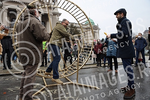 Street artist and architect Andrej Josifovski, better known as the Pianist, set up a new, unusual installation in front of the National Assembly of Serbia as part of the 
