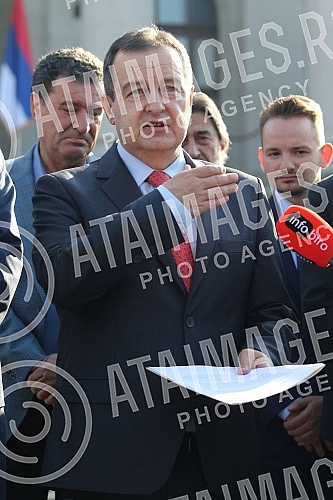 In front of the parliament building, a part of the assembly fence delivered from Northern Macedonia was handed over.Ispred zgrade parlamenta obavljena je primopredaja dela skupstinske ograde dopremljene iz Severne Makedonije. 