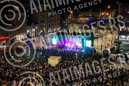 On Women's Day, March 8, the pop-rock band Bajaga and Instructors held a free concert in the low square of King Milan.Na Dan zena, 8. marta, pop-rok grupa Bajaga i instruktori odrzala je besplatan koncert na niskom trgu Kralja Milana.