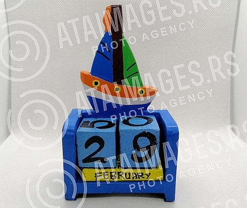 The wooden calendar which is valid for every year shows February 29. Drveni kalendar koji vazi za svaku godinu pokazuje 29. februar.