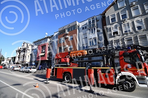 The drama in Cara Dusana Street in Novi Sad, where YouTuber Danijel Djukic lives, has been going on for several hours, he locked himself in an apartment and threatened to take his own life.Drama u novosadskoj ulici Cara Dusana u kojoj zivi jutjuber