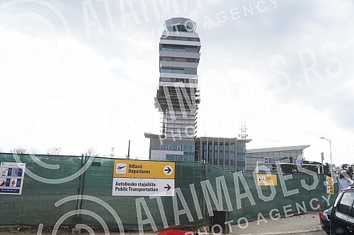 Extensive infrastructure works on the modernization of Belgrade Airport began in early 2020 and are aimed at increasing capacity and improving user experience and comfort. Obimni infrastrukturni radovi na modernizaciji beogradskog aerodroma zapocet