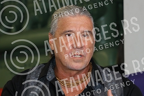 The famous Split tenor Goran Karan, after two big successful concerts in the Serbian capital in 2018 and 2019, returned to the Big Stage of the mts Dvorana.Proslavljeni splitski tenor Goran Karan, nakon dva velika uspesna koncerta u srpskoj preston