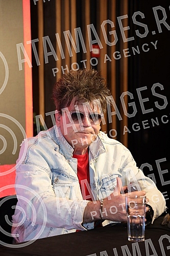 A press conference on the occasion of the announced second concert of the Red Apple group on April 15 in Kombank Hall was held at the Lisbon Club in Kombank Hall.Konferencija za medije povodom najavljenog drugog koncerta grupe Crvena jabuka  15. a