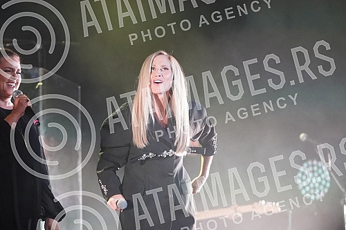 Belgian pop singer Lara Fabian held her first concert in Serbia on the stage of the Stark Arena in the form of a cross section of the biggest hits of her career.Belgijska pop pevacica Lara Fabian odrzala je svoj prvi koncert u Srbiji na sceni Stark