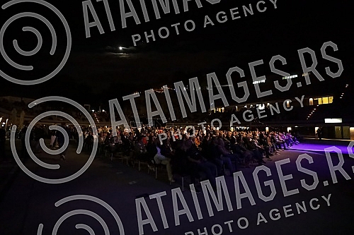 Massimo Savic performed for the first time on the cult scene of Tasmajdan.Massimo Savic je prvi put nastupio na kultnoj sceni Tasmajdana.