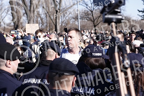 Environmental activists who had previously camped in front of the Presidency for six days, demanding a complete ban on lithium and pine mining in Serbia, blocked New Belgrade in front of the Palace of Serbia.
Ekoloski aktivisti koji su prethodno ses Environmental activists who had previously camped in front of the Presidency for six days, demanding a complete ban on lithium and pine mining in Serbia, blocked New Belgrade in front of the Palace of Serbia.
Ekoloski aktivisti koji su prethodno ses