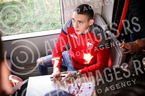 Red Star players have organized clubs with fans prior to the continuation of the Super League season - a tram ride through Belgrade.Fudbaleri Crvene zvezde organizovali su druzenje sa navijacima pred nastavak sezone u Superligi - voznjom tramvajem p