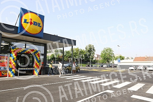 Lidl Serbia has opened a new store in Belgrade, in Karaburma, which is the 51st store of this chain in Serbia.
Lidl Srbija otvorio je novu prodavnicu u Beogradu, na Karaburmi, koja cini 51. prodajni objekat ovog lanca u Srbiji. Lidl Serbia has opened a new store in Belgrade, in Karaburma, which is the 51st store of this chain in Serbia.
Lidl Srbija otvorio je novu prodavnicu u Beogradu, na Karaburmi, koja cini 51. prodajni objekat ovog lanca u Srbiji.