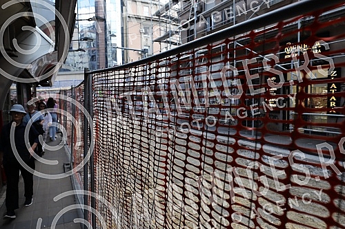 Reconstruction of electrical, telecommunication, water supply and sewerage installations in Sremska Street has begun, and instead of asphalt there will be stone slabs.Pocela je rekonsrukcija elektro, telekomunikacionih, vodovodnih i kanalizacionih 