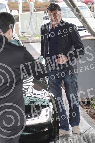 Businessman Cazim Osmani in front of the Crowne Plaza Hotel.
Biznismen Cazim Osmani ispred hotela Crowne plaza. Businessman Cazim Osmani in front of the Crowne Plaza Hotel.
Biznismen Cazim Osmani ispred hotela Crowne plaza.