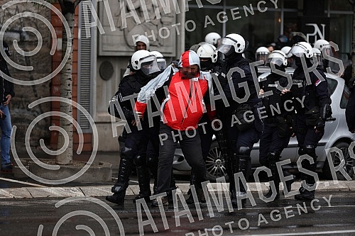 The police blocked the opponents of Europride in the central city streets, and some of them were detained.Policija je blokirala protivnike Europrajda u centralnim gradskim ulicama, a neki od njih su i privedeni.