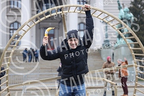 Street artist and architect Andrej Josifovski, better known as the Pianist, set up a new, unusual installation in front of the National Assembly of Serbia as part of the 